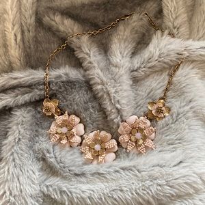 18 inch peach/pink flower 🌸 statement necklace